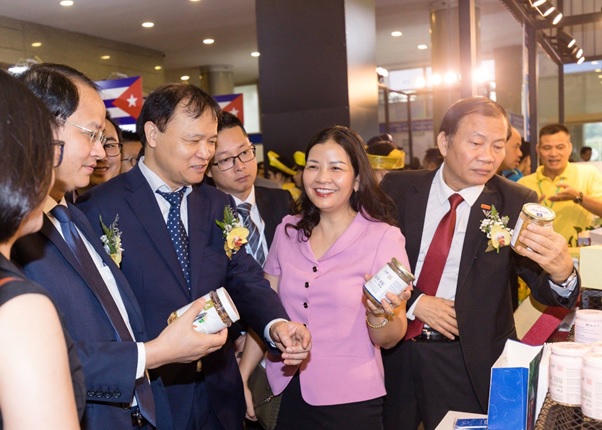 Thứ trưởng Bộ Công Thương Đỗ Thắng Hải thăm quan Gian hàng Trung tâm thiết kế Việt Nam – Hàn Quốc tại Hội chợ VietnamExpo 2019