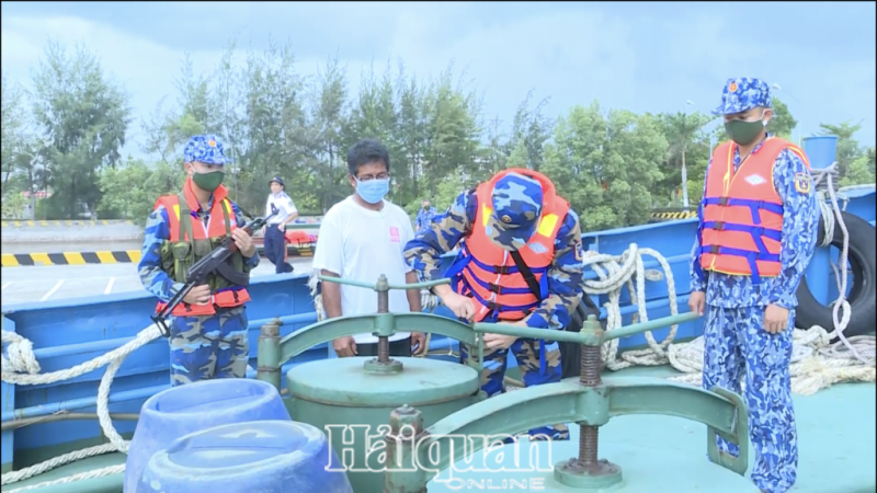 Cảnh sát biển tạm giữ tàu nước ngoài chở 150.000 lít dầu DO