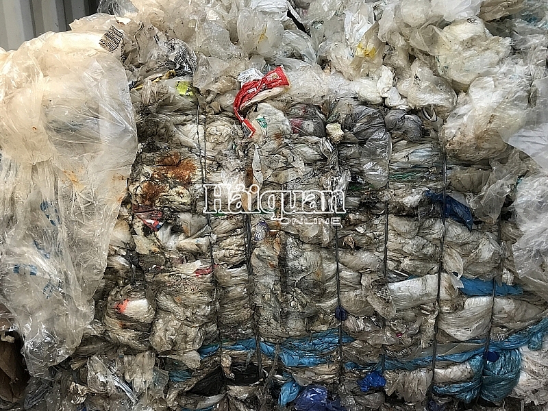 Số phế thải nhập khẩu dơ bẩn bị buộc tái xuất. Ảnh: T.H