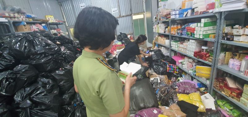 Hà Nội: Phát hiện, thu giữ gần 11.000 sản phẩm vi phạm được bày bán trên Facebook