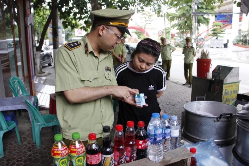 Công chức Đội QLTT số 1 tuyên truyền, hướng dẫn cơ sở kinh doanh, Ảnh: Đội QLTT số 1