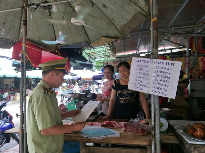 Công chức Tổ QLĐB Chi Lăng tuyên truyền, hướng dẫn hộ kinh doanh, Ảnh: Tổ QLĐB Chi Lăng