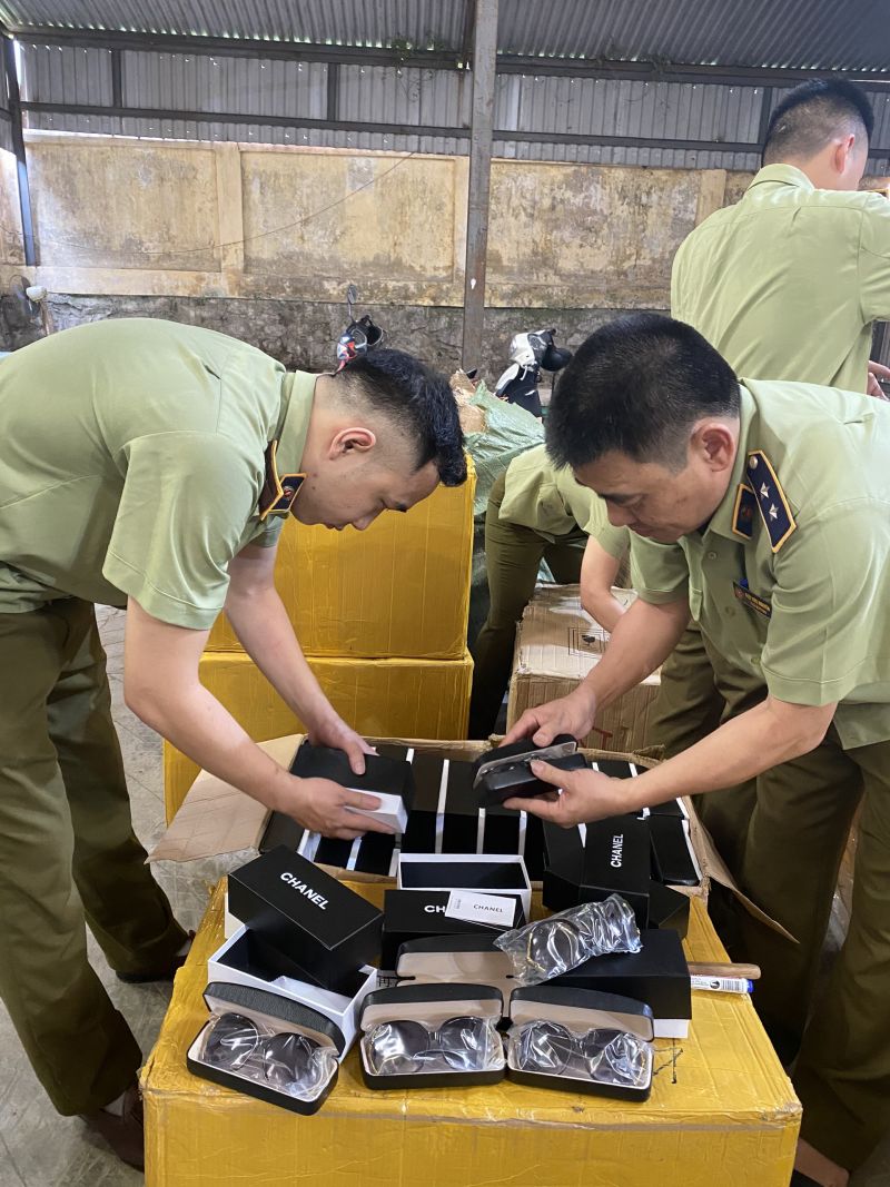 Lực lượng chức năng kiểm tra lô hàng kính mắt có dấu hiệu giả mạo nhãn hiệu Chanel