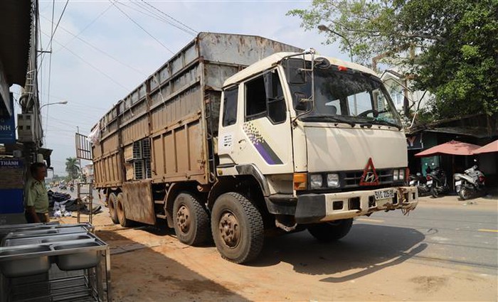 Xe ô tô tải vận chuyển lô hàng điện máy không rõ nguồn gốc bị tạm giữ