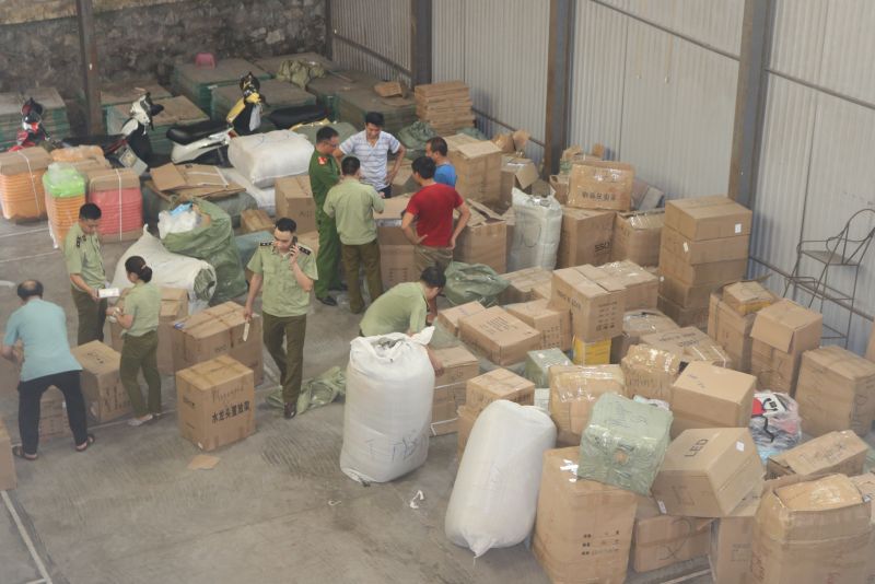 Đội QLTT số 2 tiến hành kiểm tra số hàng hóa trên xe ô tô 20B - 01177