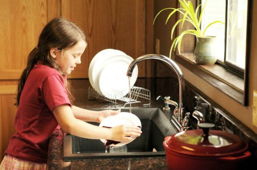 Tập cho con rửa bát từ sớm là cách đơn giản để rèn luyện kỹ năng sống