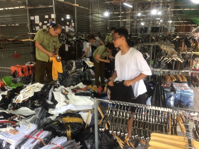 Xử phạt hơn 111 triệu đồng 7 điểm kinh doanh hàng giả, nhái và nhập lậu tại 2 chợ Phú Điền và Sơn Long, Ninh Hiệp