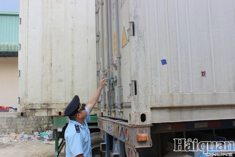 Công chức Cục Hải quan Cao Bằng giám sát hàng hóa xuất nhập khẩu.