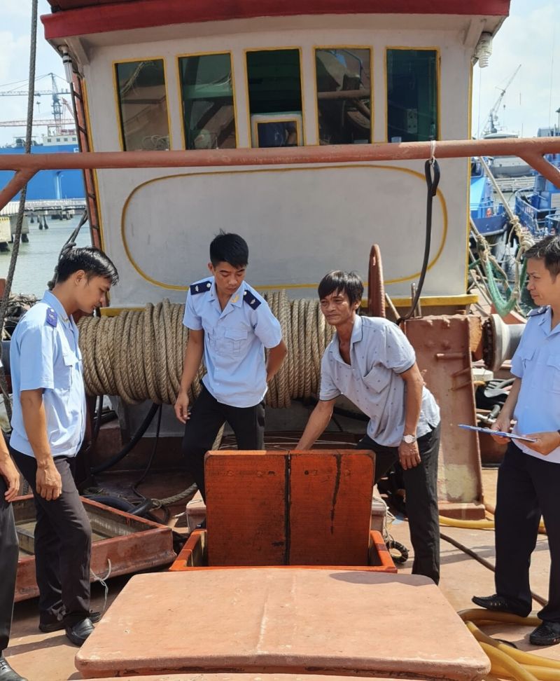 Ngụy trang tàu cá chở gần 200.000 lít dầu nghi nhập lậu