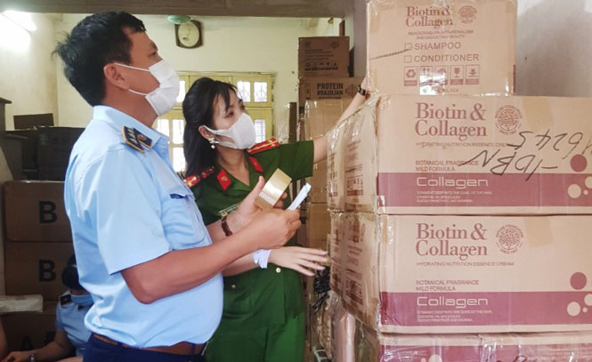 Lực lượng chức năng thu giữ hơn 4 tấn mỹ phẩm nhập lậu tại một cơ sở kinh doanh trên địa bàn xã Yên Thường (huyện Gia Lâm)