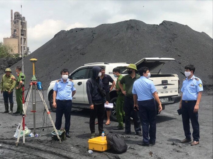Lực lượng chức năng kiểm tra hàng loạt bãi than lậu tại thị xã Kinh Môn, Hải Dương