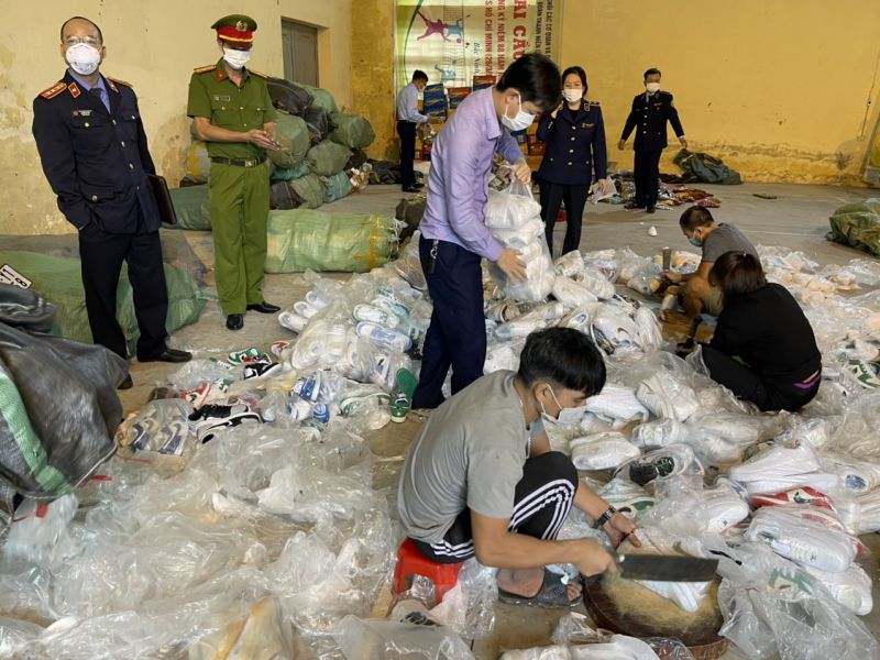 Cục QLTT Bắc Ninh tiêu hủy trên 3.000 sản phẩm hàng giả và nửa tấn thực phẩm nhập lậu