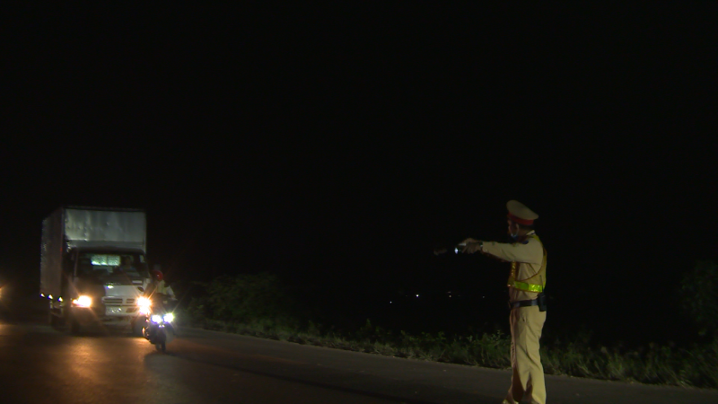 Đội cảnh sát giao thông Công an huyện Lục Nam tổ chức kiểm soát tải trọng 24/24N