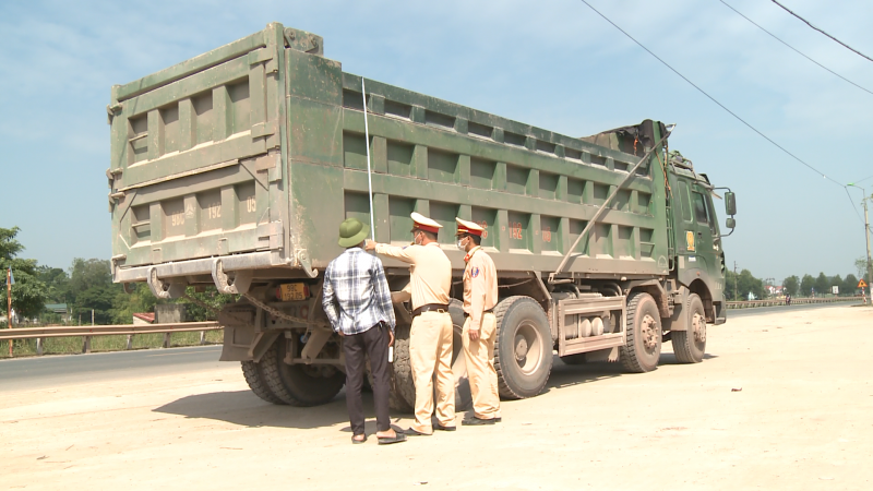 Đội 1 – Phòng cảnh sát giao thông Công an Bắc Giang tiến hành kiểm tra xe vi phạm