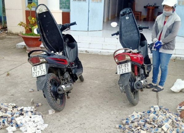 An Giang: Tạm giữ 2 xe mô tô chở hơn 600 bao thuốc lá lậu
