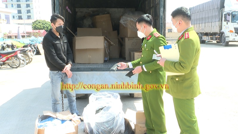 Ninh Bình: Bắt vụ vận chuyển 25.000 khẩu trang và 10.000 đôi găng tay y tế
