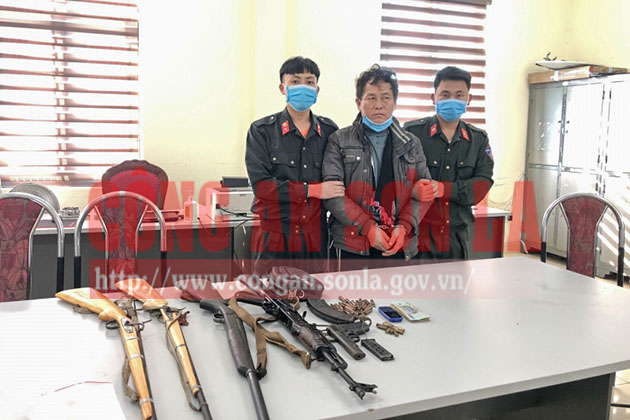 Công an huyện Vân Hồ bắt giữ đối tượng truy nã Tráng A Thào, thu giữ nhiều súng đạn.