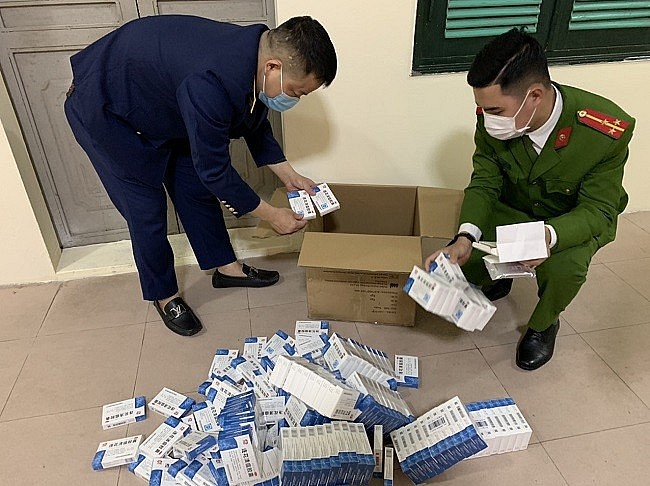 Lực lượng chức năng thu giữ lô hàng thuốc điều trị Covid -19 và kit test nhập lậu