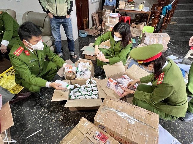 Nghệ An: Thu giữ gần 1.600 chai xịt khuẩn tay, 1.944 chai dầu gió giả