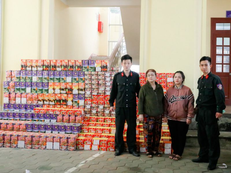 Hà Tĩnh: Bắt giữ 2 mẹ con tàng trữ hơn 800kg pháo