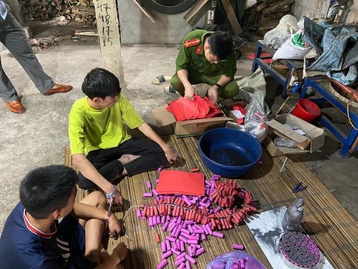 Hai thiếu niên tại Thái Nguyên sản xuất pháo nổ bị lực lượng công an bắt quả tang