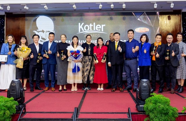 Ông Trần Hoàng vinh dự được trao giải Cống hiến đóng góp cho cộng đồng Marketing tại Lễ trao Giải thưởng Kotler Awards Vietnam 2022.