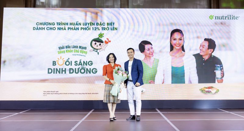 Tiến sĩ, bác sĩ Nguyễn Song Tú – Đại diện Viện Dinh dưỡng Quốc gia (bên trái) và Đại diện Amway Việt Nam trong chương trình huấn luyện Buổi sáng Dinh dưỡng tại TP Hồ Chí Minh.