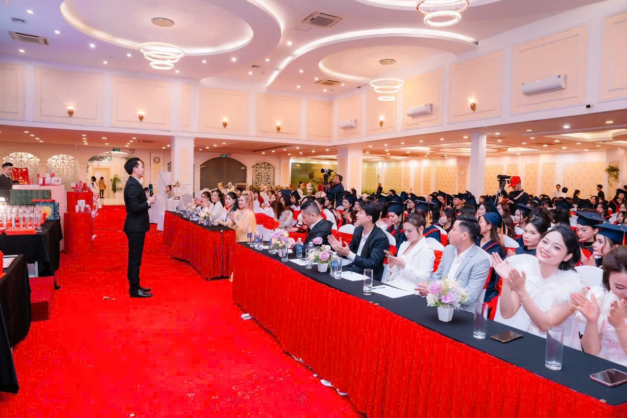 Được nhóm giảng viên cao cấp, có nhiều năm kinh nghiệm trong ngành kèm cặp, cầm tay chỉ việc cho học viên đến khi lành nghề.