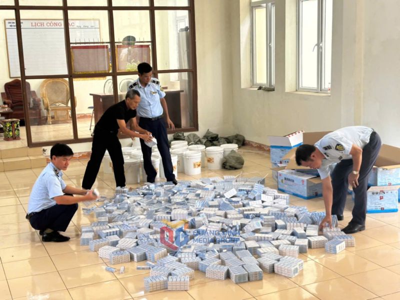 Đội QLTT số 4 thu giữ 5.400 tuýp thuốc bôi da và 400 lít siro mạch nha không có hóa đơn chứng từ ngày 11/6 tại kho hàng thuộc tổ 4, khu Hồng Phong, phường Ninh Dương, TP Móng Cái (nay là phường Móng Cái II, tỉnh Quảng Ninh). (Ảnh: QMG)