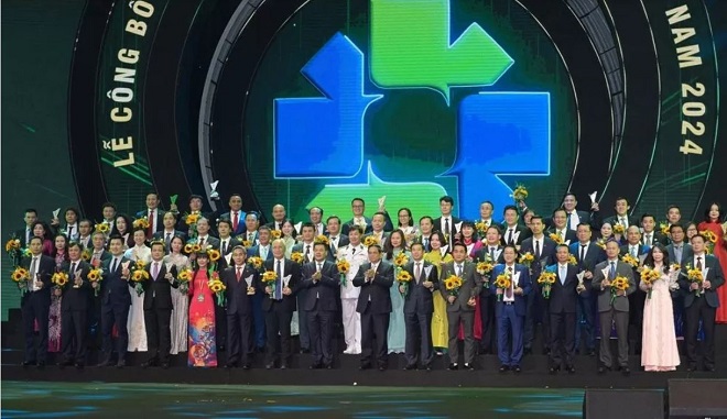 Thủ tướng Chính phủ Phạm Minh Chính và Bộ trưởng Bộ Công Thương Nguyễn Hồng Diên chụp ảnh cùng đại diện các doanh nghiệp có sản phẩm đạt Thương hiệu quốc gia Việt Nam năm 2024