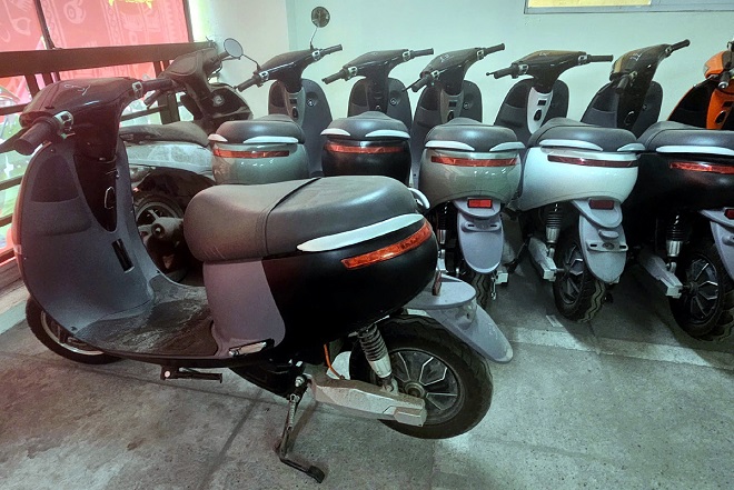 Số xe máy điện giả bị thu giữ. Ảnh: Đ.T