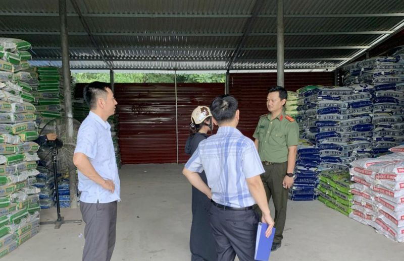 Công an Thanh Hóa phối hợp với Thanh tra Sở NN&PTNT Thanh Hóa kiểm tra các cơ sở sản xuất phân bón trên địa bàn.