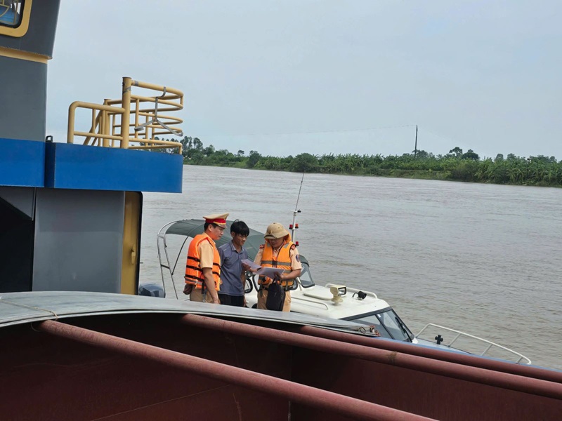 Trạm Cảnh sát giao thông đường thủy kiểm tra các phương tiện