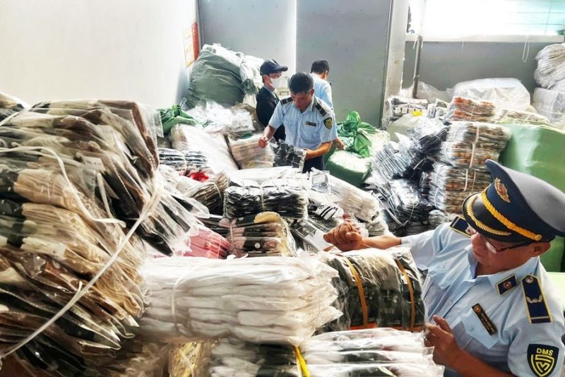 Lực lượng chức năng thu giữ nhiều sản phẩm giả mạo các nhãn hiệu đã được bảo hộ tại xã Đình Xuyên (huyện Gia Lâm, Hà Nội). Ảnh: Lưu Quyên