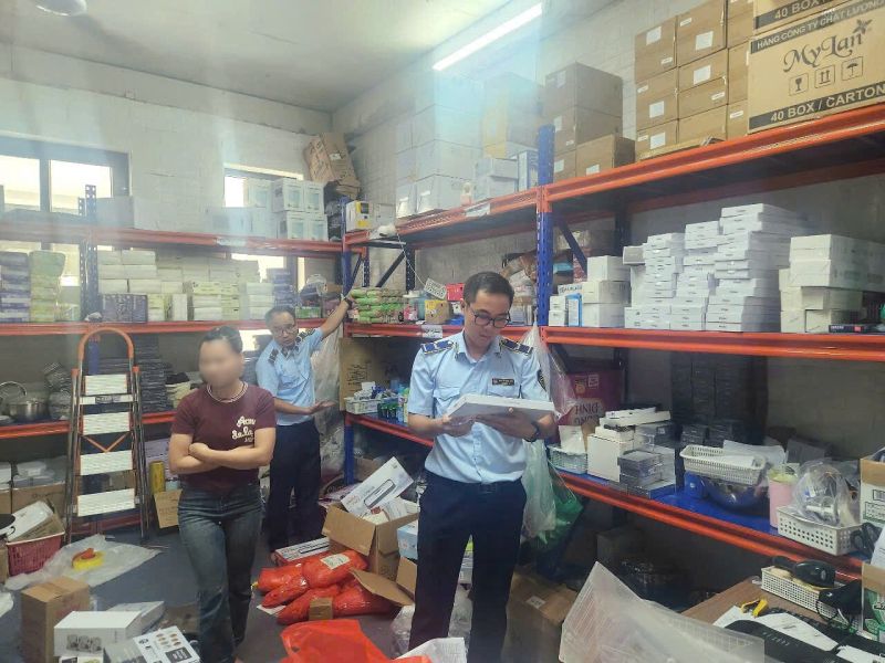 Phát hiện kho đồ gia dụng không nguồn gốc giữa lòng Hà Nội