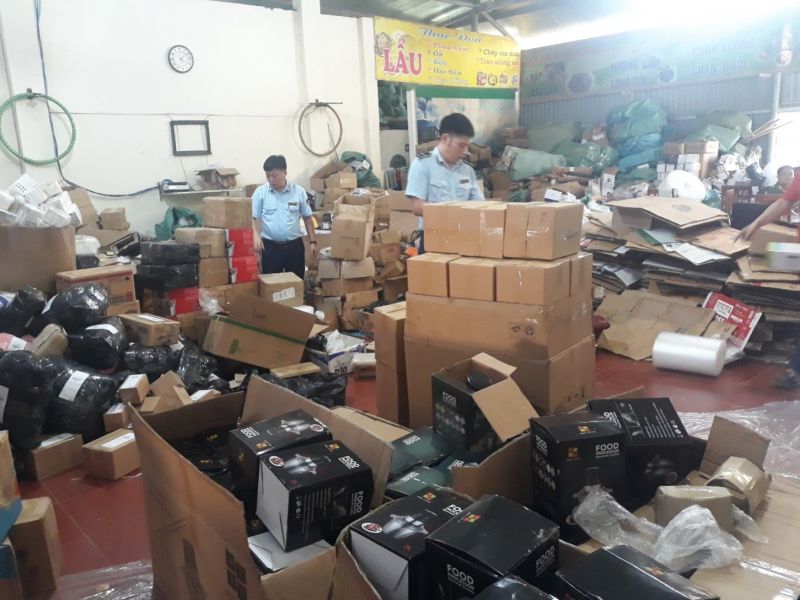 Lực lượng Quản lý thị trường tỉnh Thái Nguyên kiểm tra, thu giữ gần 400 sản phẩm vi phạm tại một cơ sở kinh doanh online trên địa bàn huyện Đồng Hỷ. Ảnh: Quản lý thị trường tỉnh Thái Nguyên