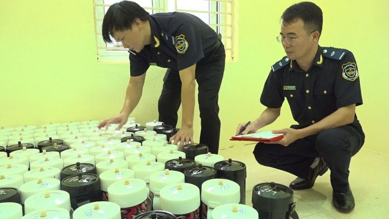Hải quan khu vực VIII tiếp nhận, xử lý vụ vận chuyển 140 bình khí cười trái phép