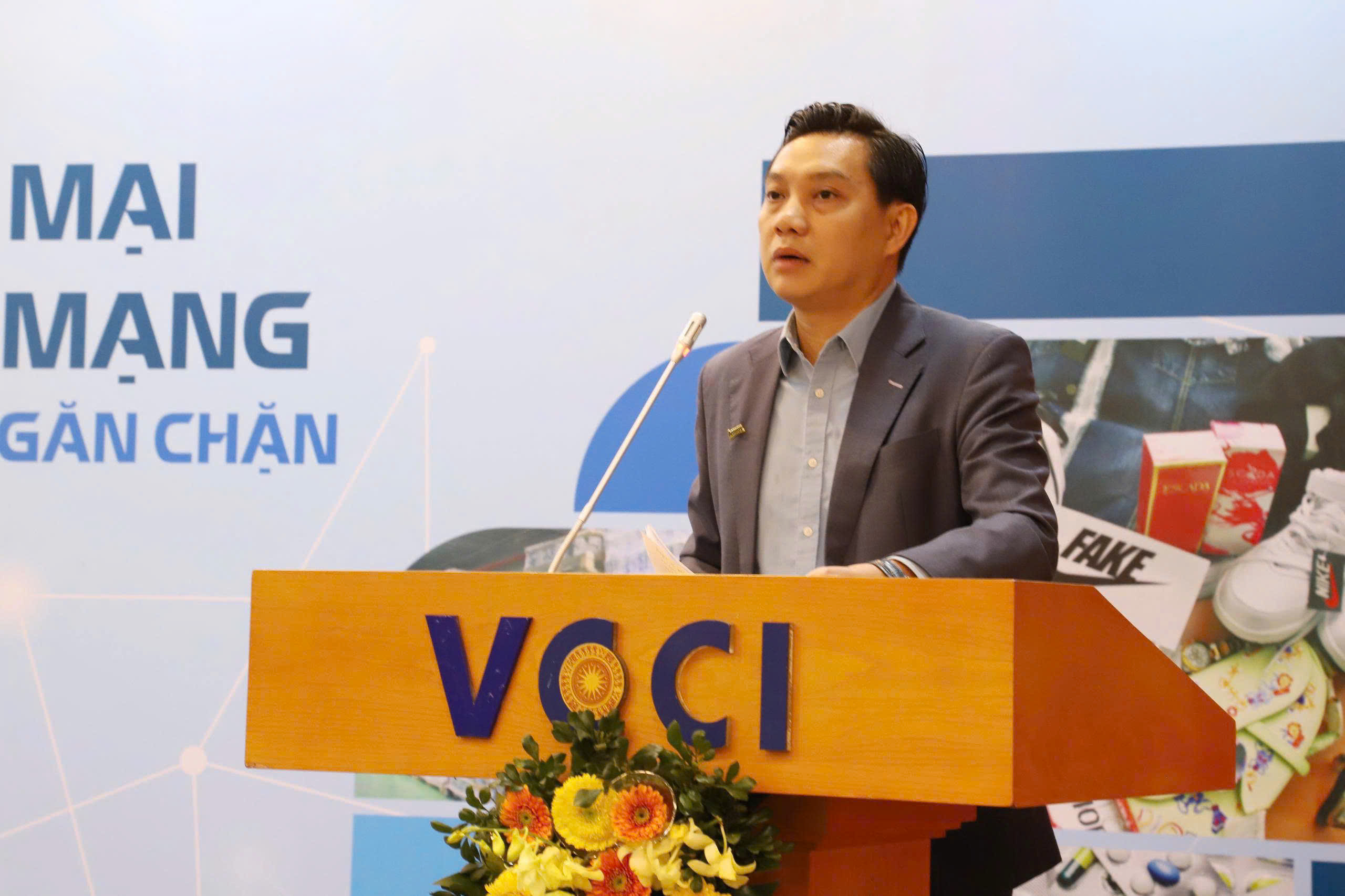 &Ocirc;ng Nguyễn Phương Sơn - Gi&aacute;m đốc Truyền th&ocirc;ng Amway Việt Nam: &ldquo;Những th&aacute;ch thức m&agrave; doanh nghiệp gặp phải khi sản phẩm bị rao b&aacute;n tr&agrave;n lan, kh&ocirc;ng đ&uacute;ng hệ thống ph&acirc;n phối ch&iacute;nh thức tr&ecirc;n c&aacute;c s&agrave;n TMĐT. V&igrave; vậy, doanh nghiệp cần phối hợp với cơ quan chức năng trong việc bảo vệ thương hiệu v&agrave; người ti&ecirc;u d&ugrave;ng&rdquo;.