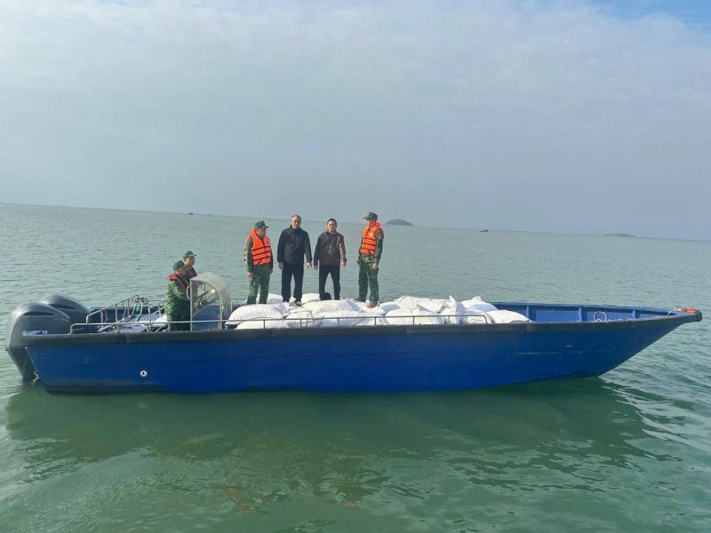 Tổ c&ocirc;ng t&aacute;c Đồn Bi&ecirc;n ph&ograve;ng cửa khẩu cảng Vạn Gia ph&aacute;t hiện 2 phương tiện xuồng m&aacute;y c&oacute; biểu hiện nghi vấn vận chuyển h&agrave;ng h&oacute;a tr&aacute;i ph&eacute;p