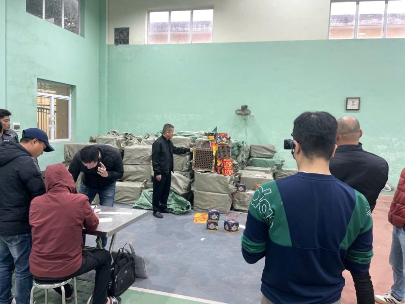 Đội Cảnh s&aacute;t h&igrave;nh sự đặc nhiệm thuộc Ph&ograve;ng Cảnh s&aacute;t h&igrave;nh sự C&ocirc;ng an th&agrave;nh phố H&agrave; Nội ph&aacute;t hiện đối tượng Nguyễn Văn Y&ecirc;n (sinh năm 1983, tr&uacute; tại x&atilde; Ứng Thi&ecirc;n, TP. H&agrave; Nội) c&oacute; hoạt động mua b&aacute;n ph&aacute;o nổ với số lượng lớn.