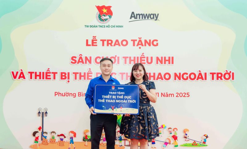 Amway Việt Nam trao tặng c&ocirc;ng tr&igrave;nh vui chơi trẻ em ngo&agrave;i trời v&agrave; học tổng cho học sinh c&oacute; ho&agrave;n cảnh kh&oacute; khăn tại trường Tiểu học Ph&uacute; Mỹ, phường B&igrave;nh Dương