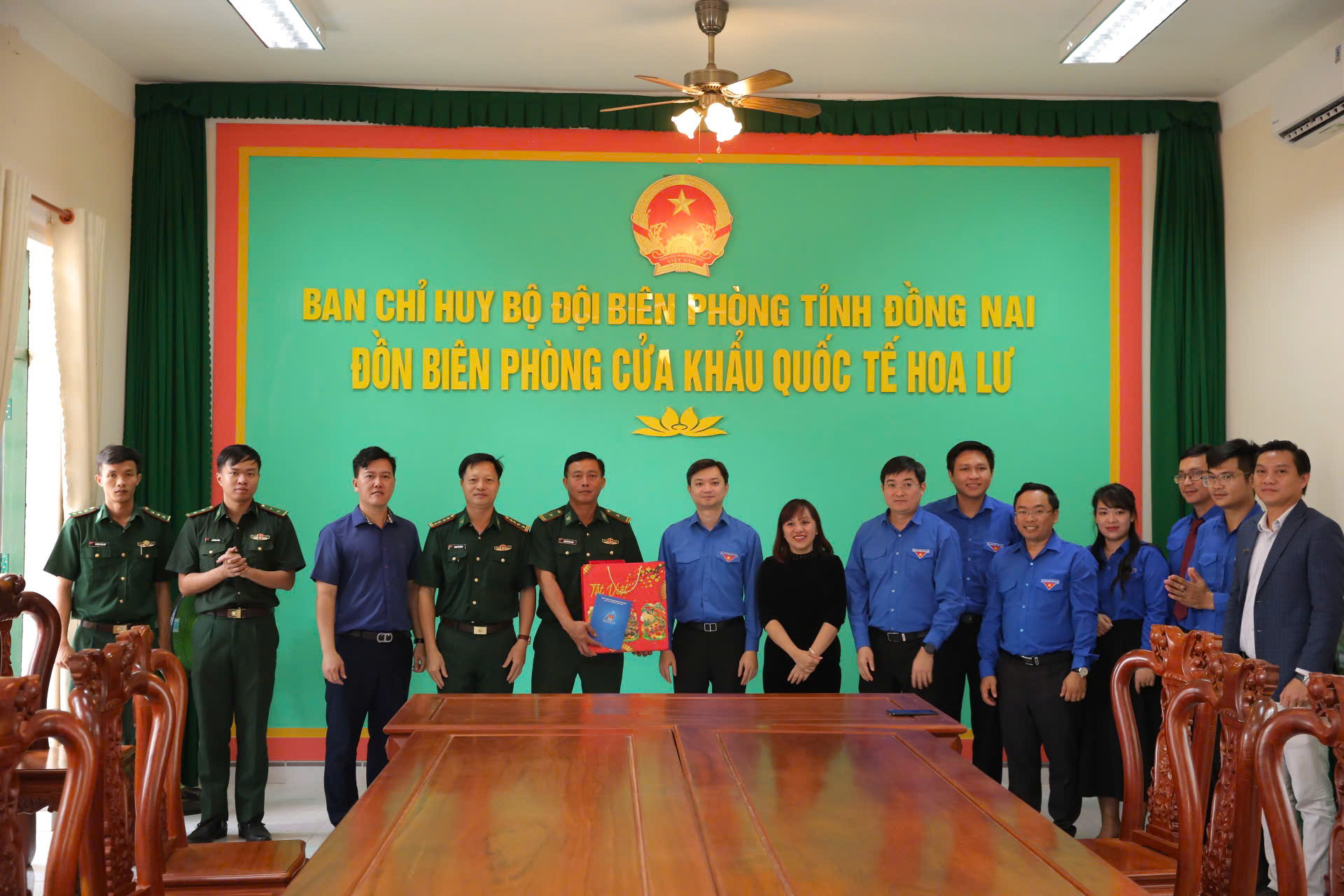 Đồng ch&iacute; Nguyễn Minh Triết, Ủy vi&ecirc;n dự khuyết Trung ương Đảng, B&iacute; thư Thường trực Trung ương Đo&agrave;n, c&ugrave;ng đo&agrave;n c&ocirc;ng t&aacute;c v&agrave; đại diện Amway Việt Nam thăm, ch&uacute;c Tết c&aacute;n bộ, chiến sĩ Đồn bi&ecirc;n ph&ograve;ng Cửa khẩu Quốc tế Hoa Lư. Ảnh: Trương Hiện