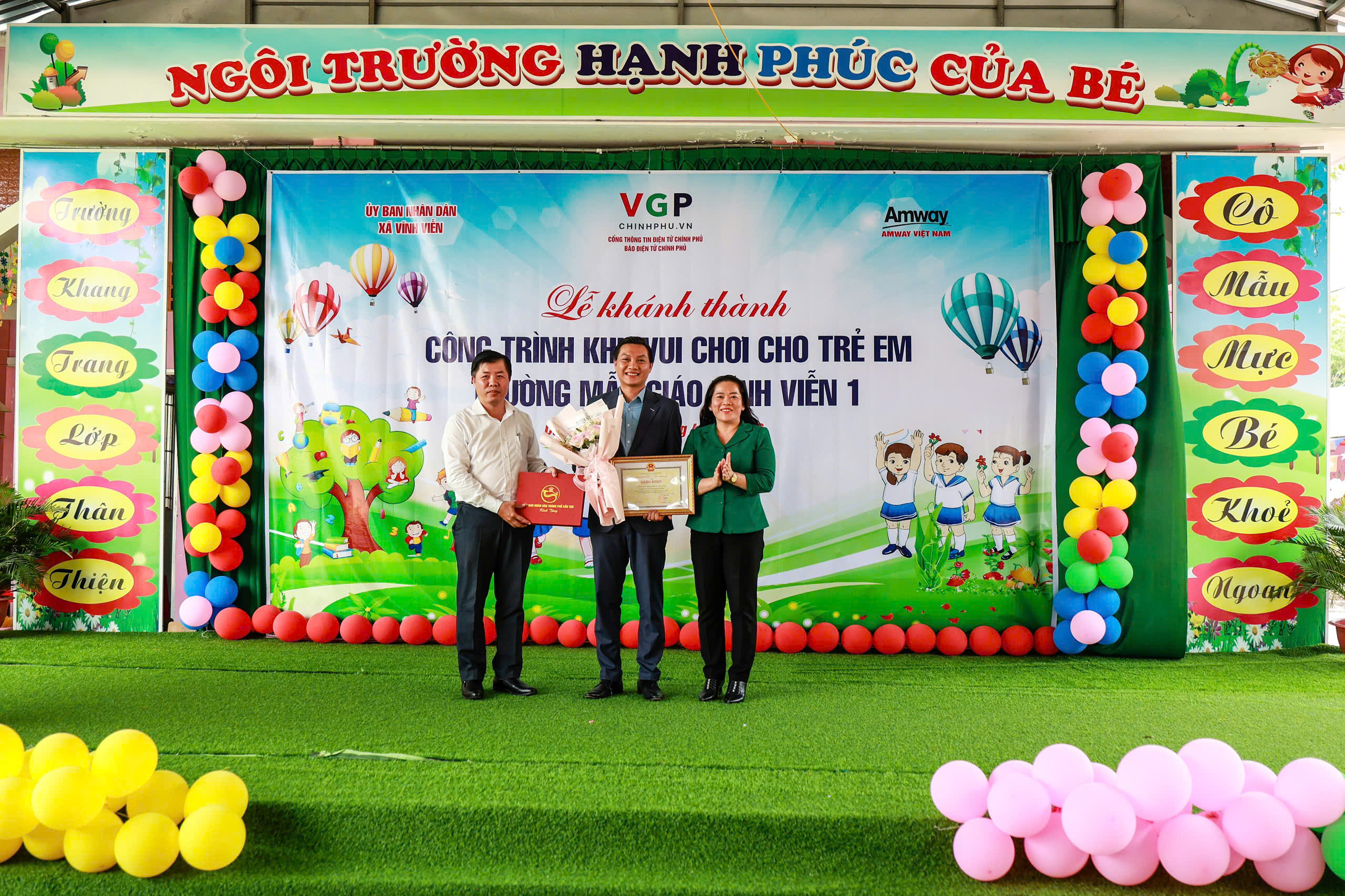 UBND TP. Cần thơ trao tặng Bằng v&agrave; UBND x&atilde; Vĩnh Viễn trao tặng Giấy khen l&agrave; sự ghi nhận, l&agrave; minh chứng r&otilde; r&agrave;ng cho hiệu quả v&agrave; t&iacute;nh thiết thực của c&aacute;c hoạt động m&agrave; Amway đang triển khai.