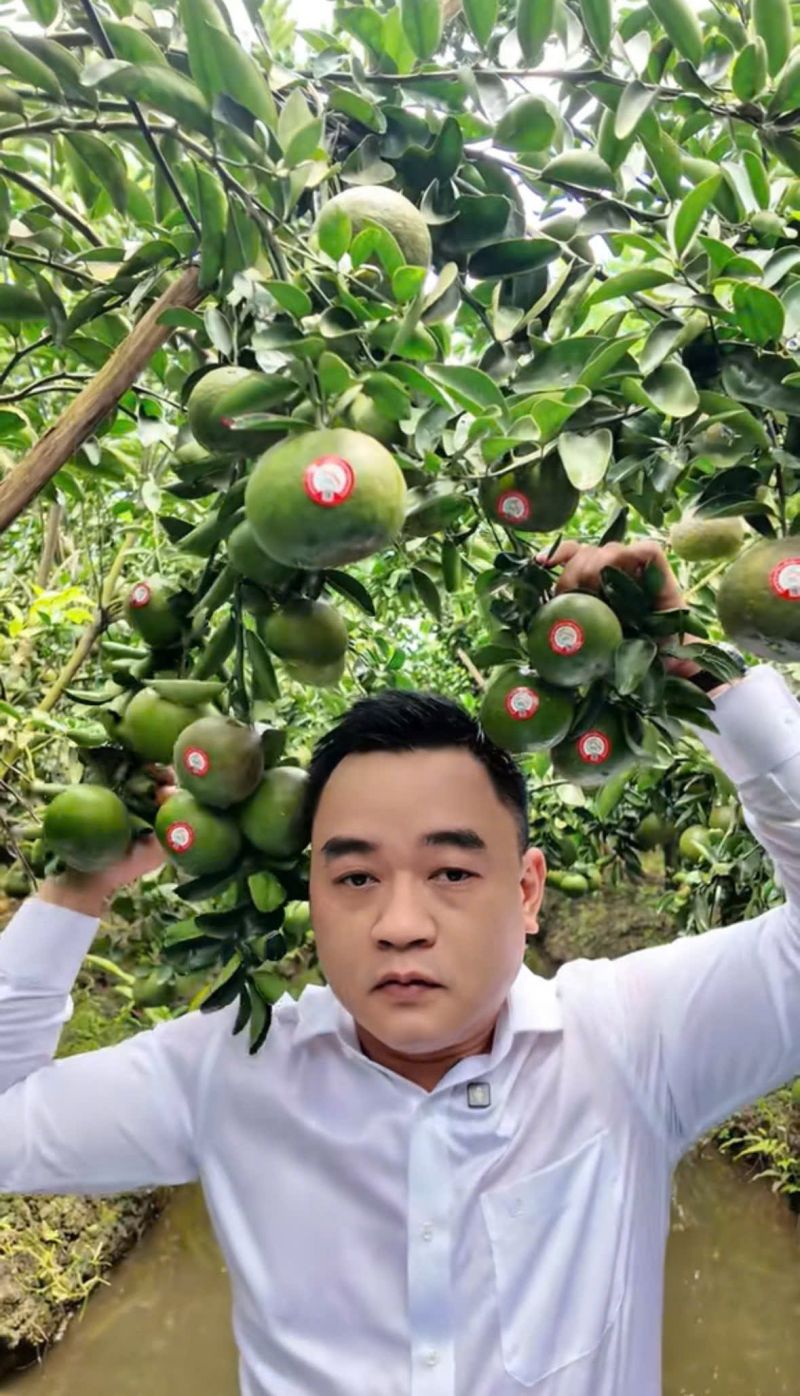 H&agrave;nh tr&igrave;nh rong ruổi khắp c&aacute;c v&ugrave;ng trồng của vị gi&aacute;m đốc trẻ