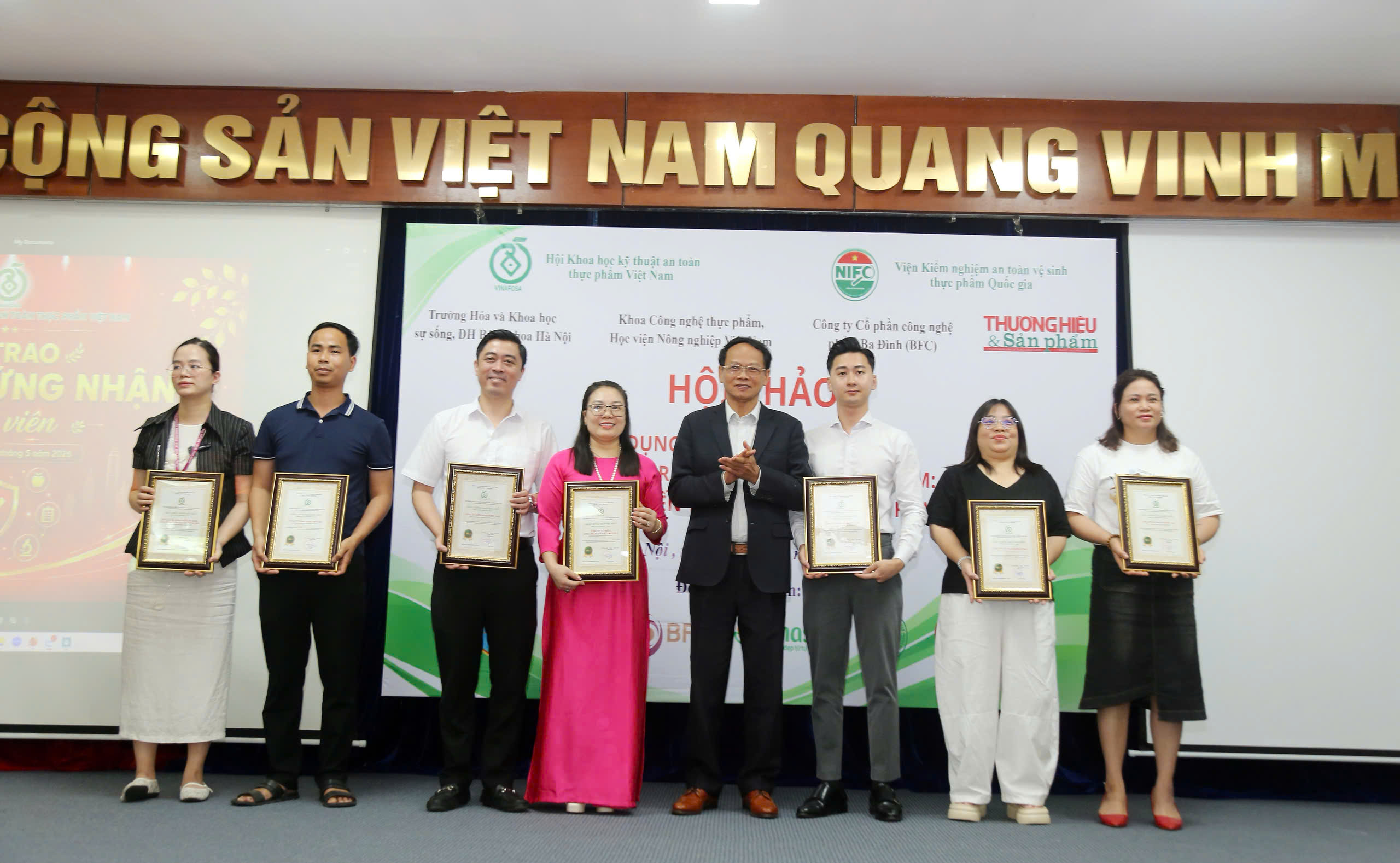 Trao chứng nhận hội vi&ecirc;n cho c&aacute;c doanh nghiệp hội vi&ecirc;n của Hội.