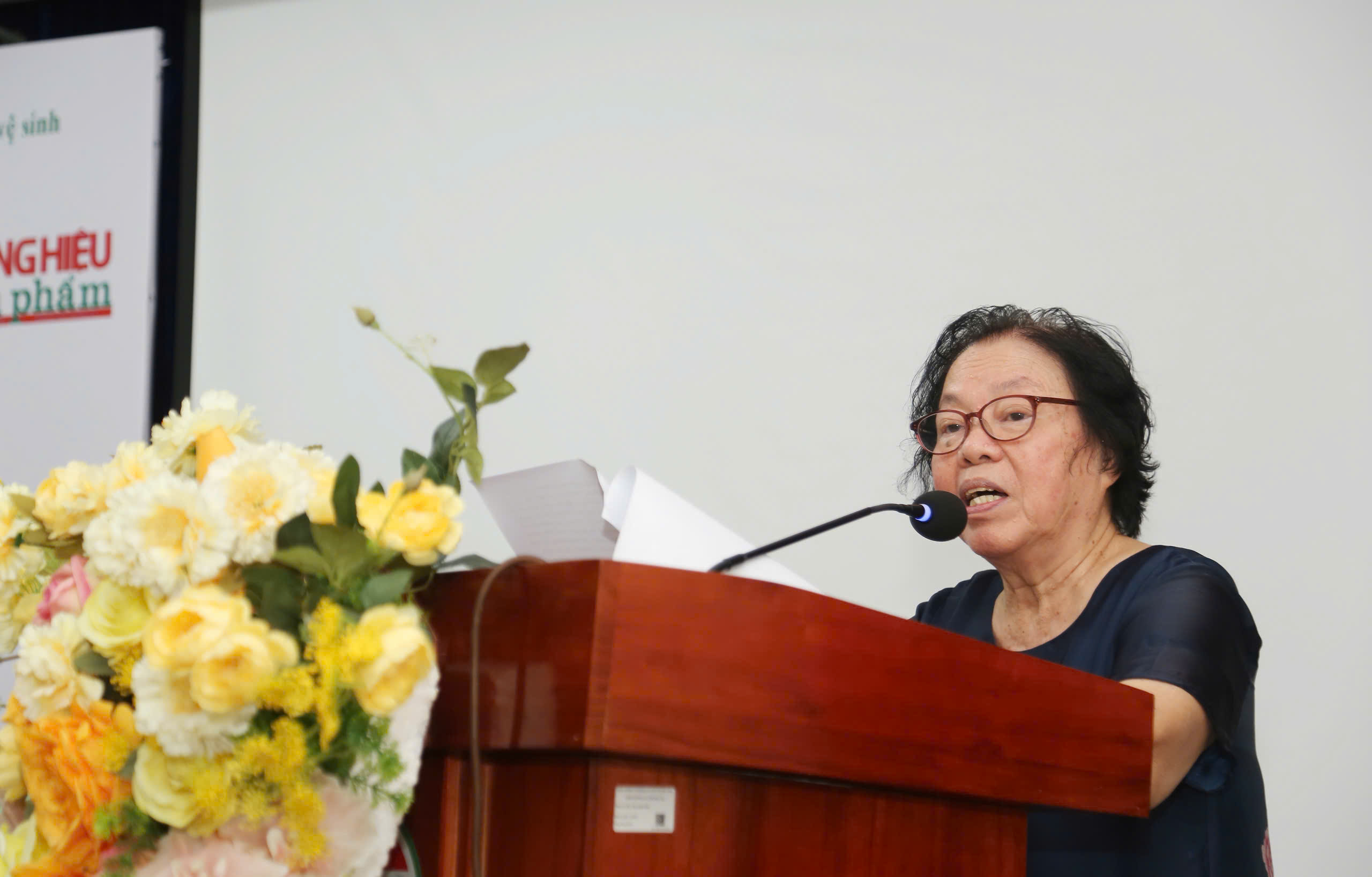 GS.TS Phan Thị Kim - nguy&ecirc;n Cục trưởng Cục An to&agrave;n thực phẩm, nguy&ecirc;n Chủ tịch Hội khoa học kỹ thuật An to&agrave;n thực phẩm Việt Nam ph&aacute;t biểu.