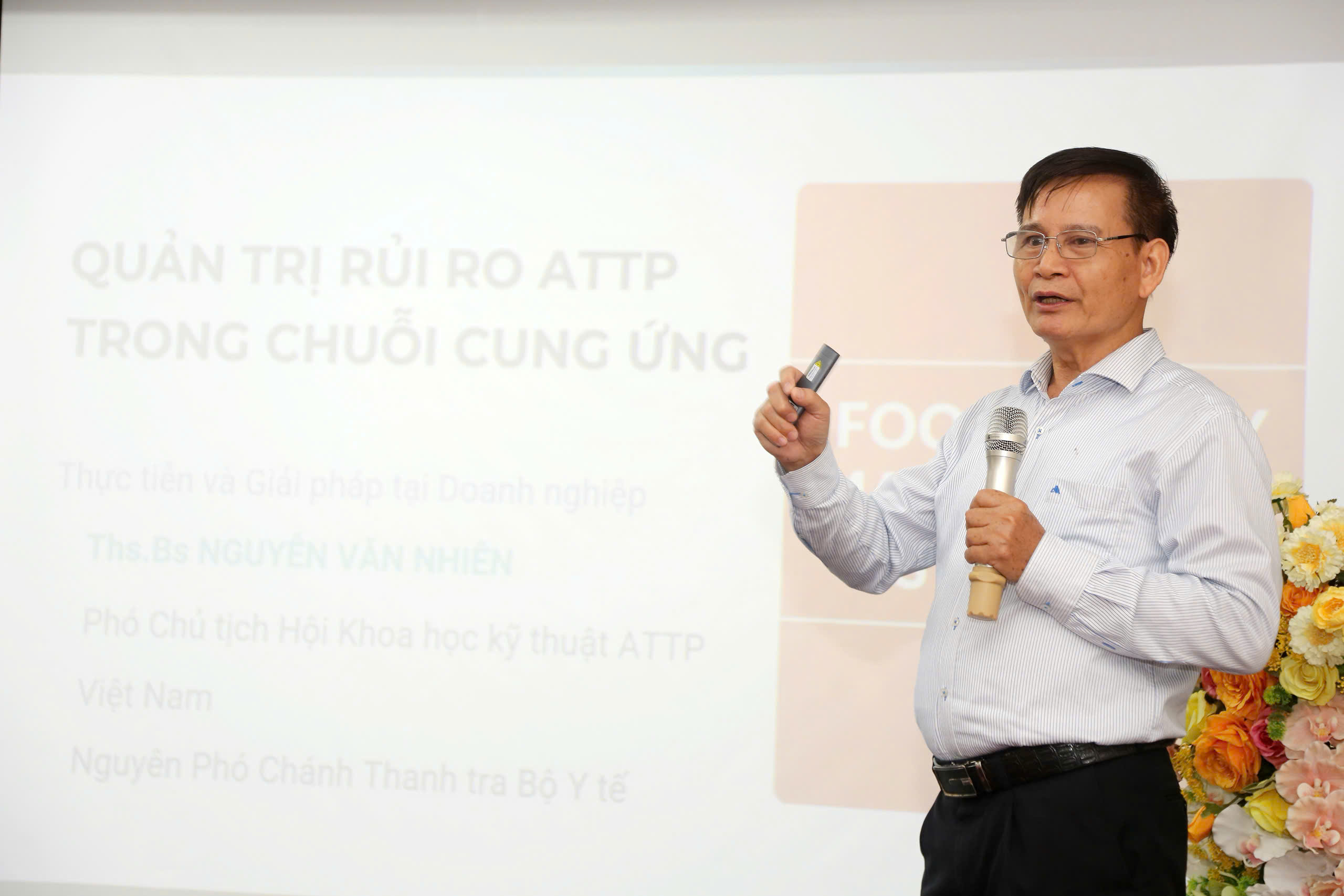 Ph&oacute; Chủ tịch Hội Khoa học kỹ thuật an to&agrave;n thực phẩm Việt Nam Nguyễn Văn Nhi&ecirc;n tham luận tại hội thảo.