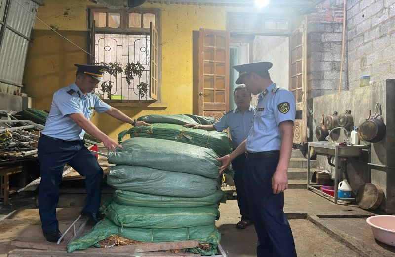 Cao Bằng: Thu giữ 736 kg nguyên liệu thuốc lá không rõ nguồn gốc trên xe bán tải
