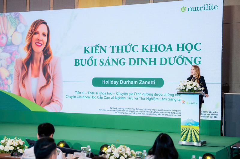 Tiến sĩ Holiday Dhuram Zanetti - Chuy&ecirc;n gia khoa học cấp cao về Nghi&ecirc;n Cứu v&agrave; Thử Nghiệm L&acirc;m S&agrave;ng - Viện Sức Khỏe Nutrilite c&oacute; phần tham luận tại hội thảo.