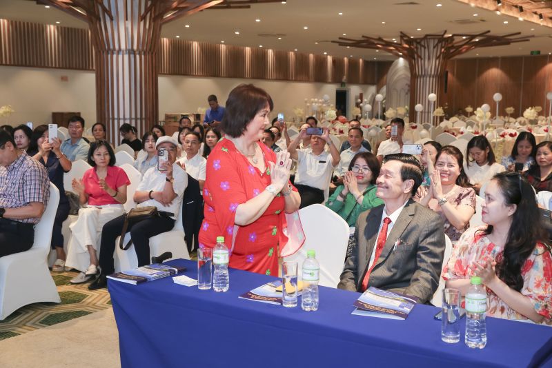 B&agrave;; Hạnh Ch&acirc;u, Luật sư c&ocirc;ng chứng quốc tế;